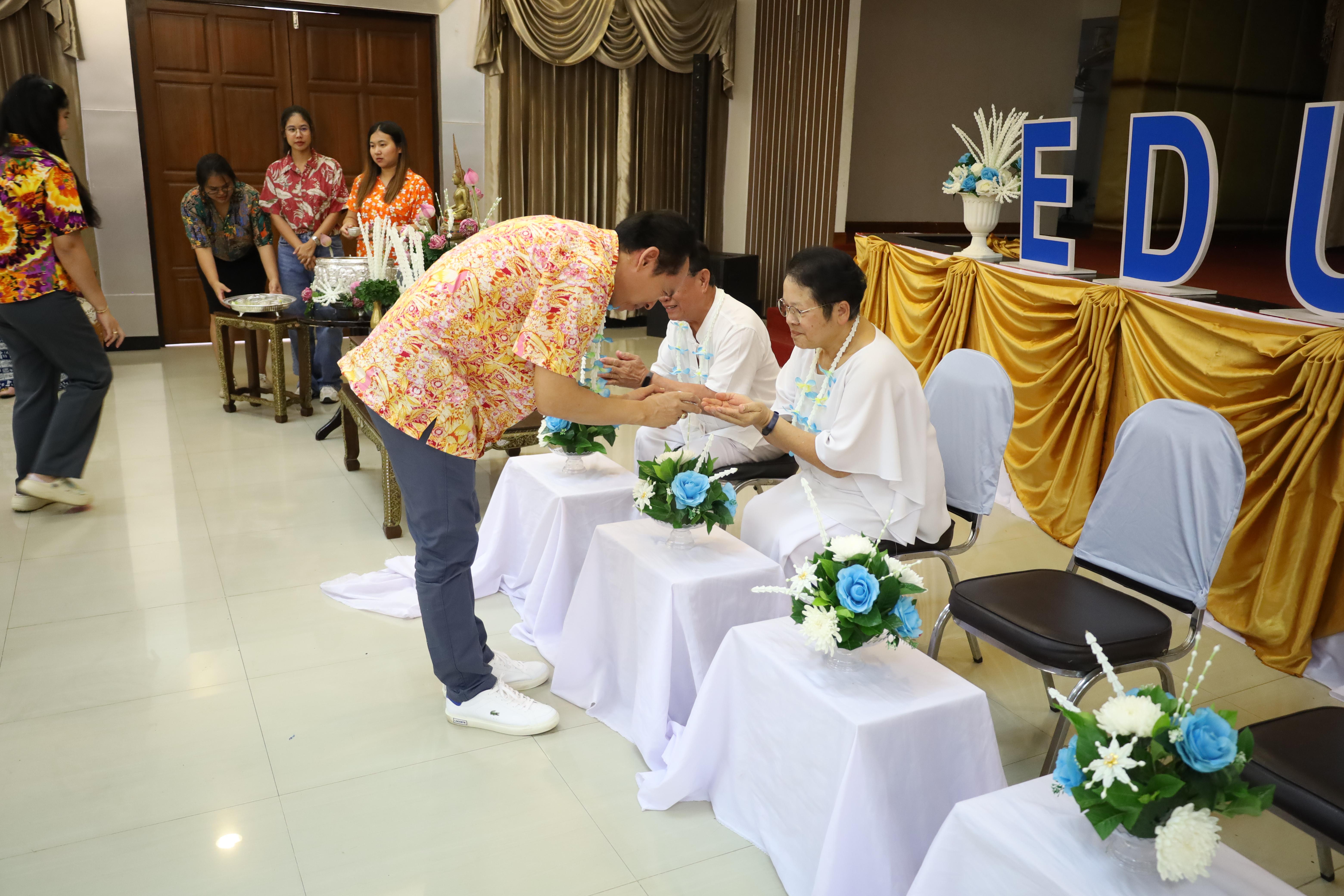 251. วันที่ 26 เมษายน 2568 สาขาการบริหารการศึกษา ได้จัดกิจกรรมรดน้ำดำหัวคณาจารย์ระดับบัณฑิตศึกษา ประจำสาขาการบริหารการศึกษา ณ ห้องประชุมครุร่มสัก 1 ชั้น 3 อาคารคณะครุศาสตร์